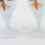 Paire de vases en opaline peints à la main