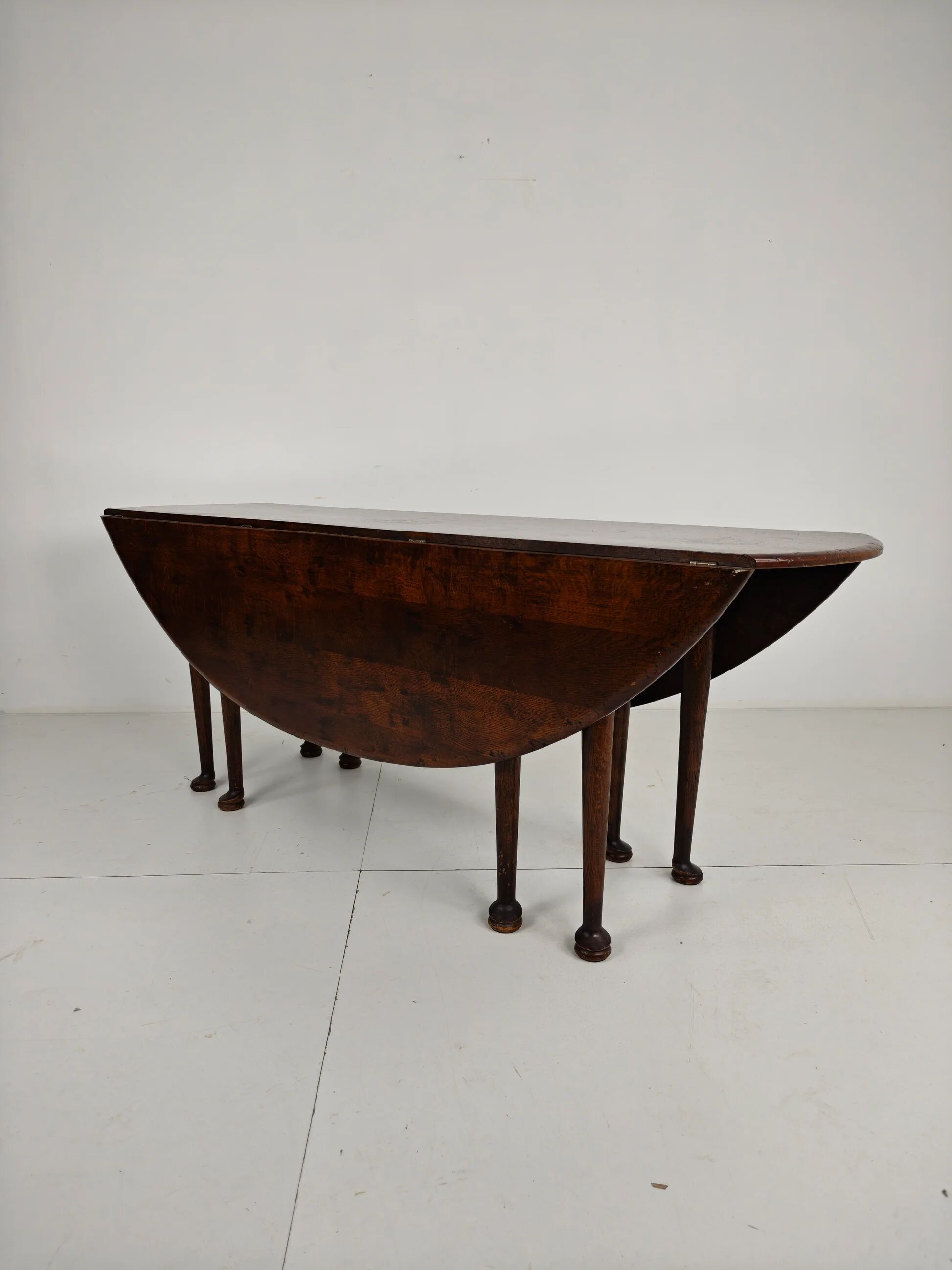 Antique English drop-leaf dining table – Victorian – 8 legs – oval shape – seats 8
