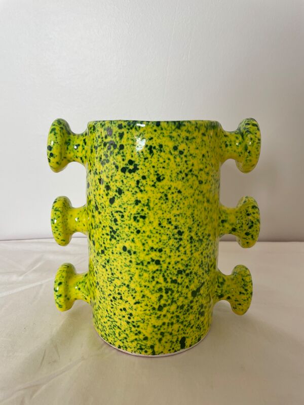 Vase en céramique jaune moucheté vert à anses abstrait fait main