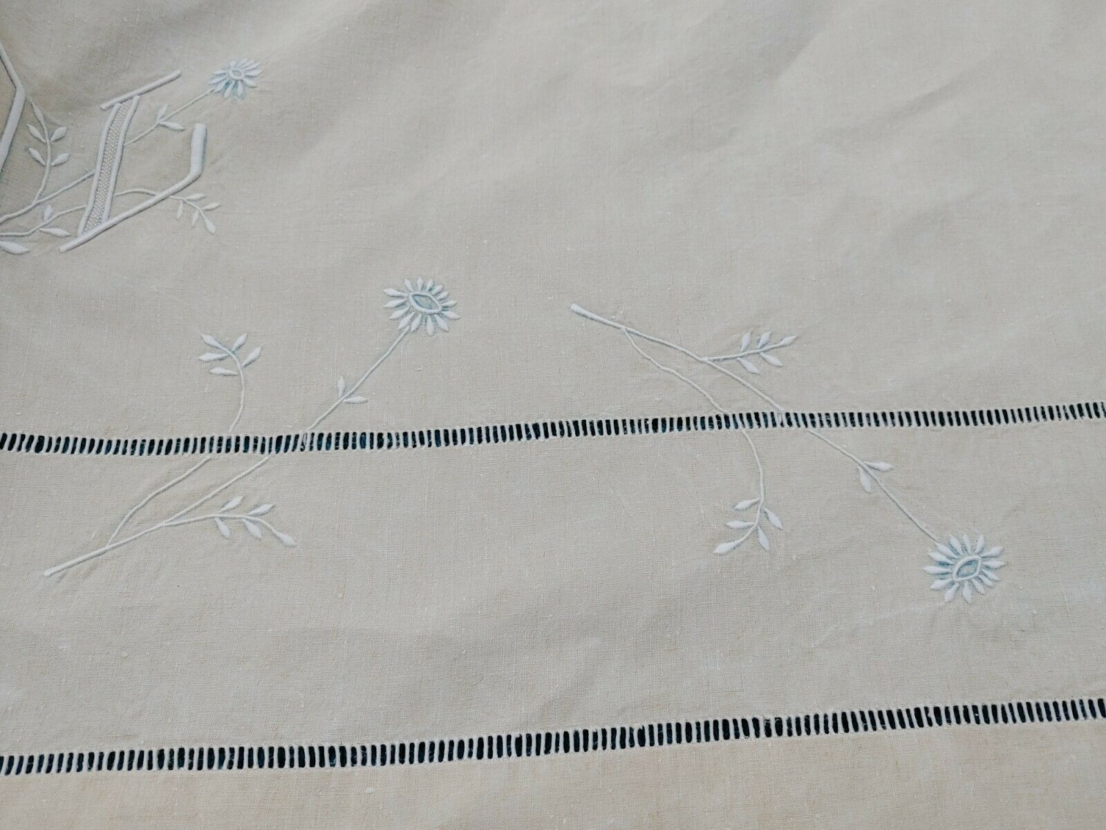 Drap ancien toile de lin retour, fleurs, monogramme brodé main 215 cm x 267 cm