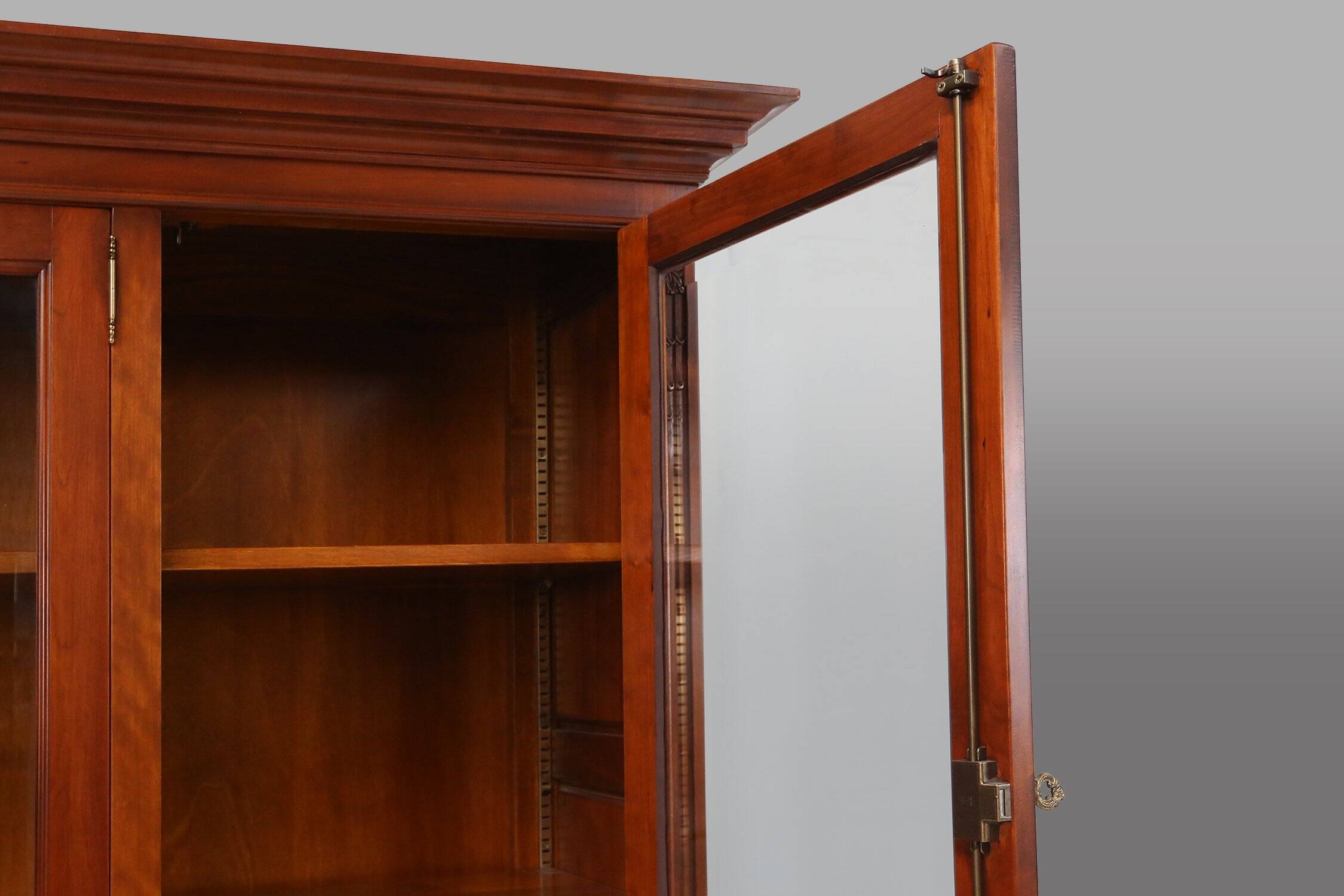 Bibliothèque en bois anglaise, années 1950