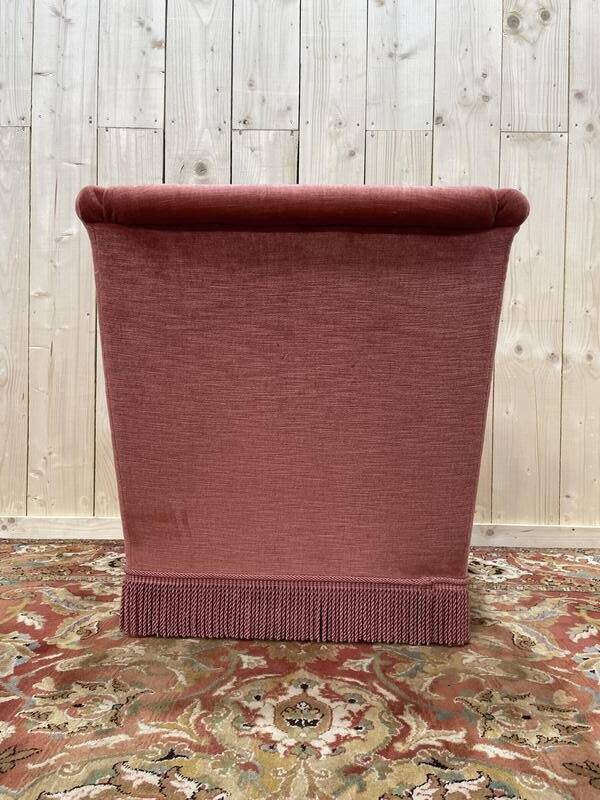 Fauteuil style crapaud en velours rose capitonné