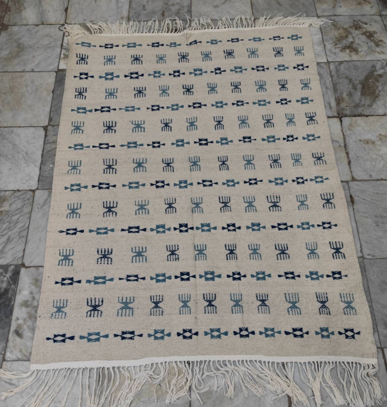 White and blue rug with Berber patterns, hand-woven in natural wool