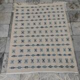 White and blue rug with Berber patterns, hand-woven in natural wool