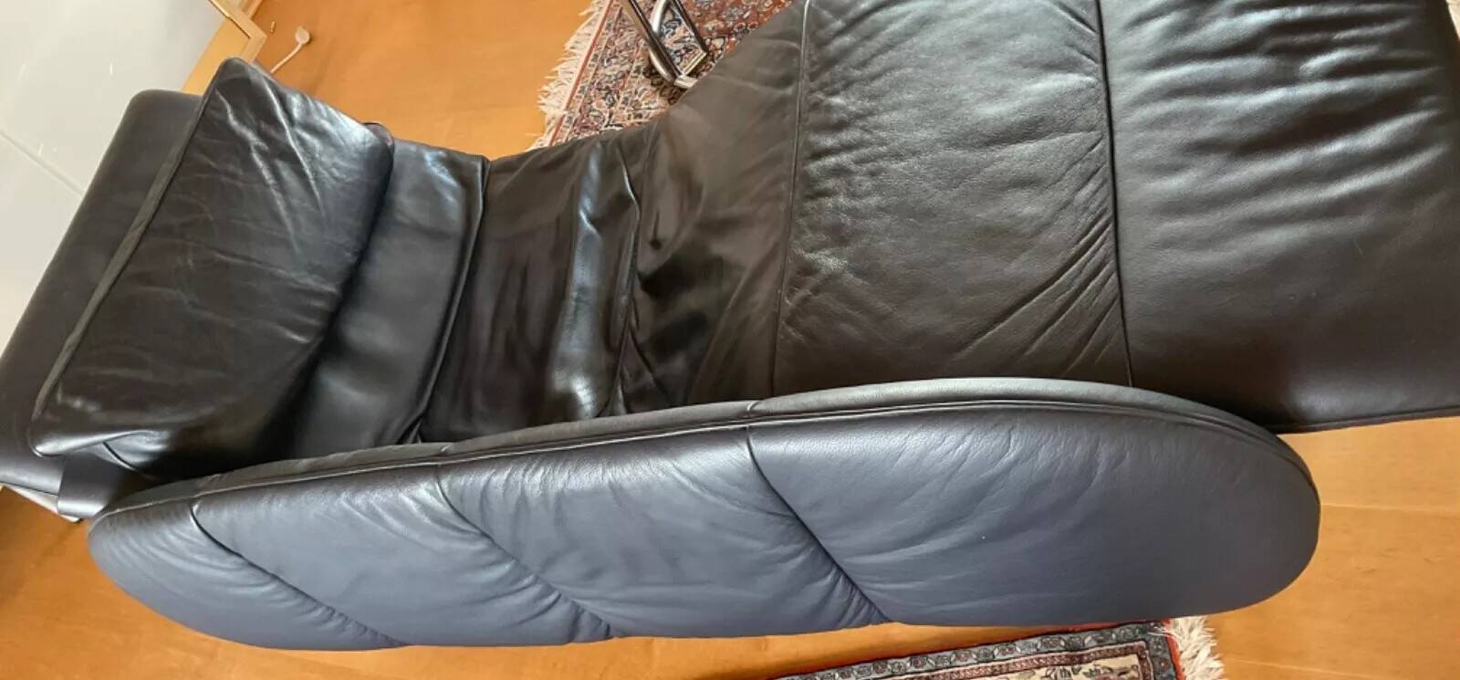 XDark brown leather chaise longue