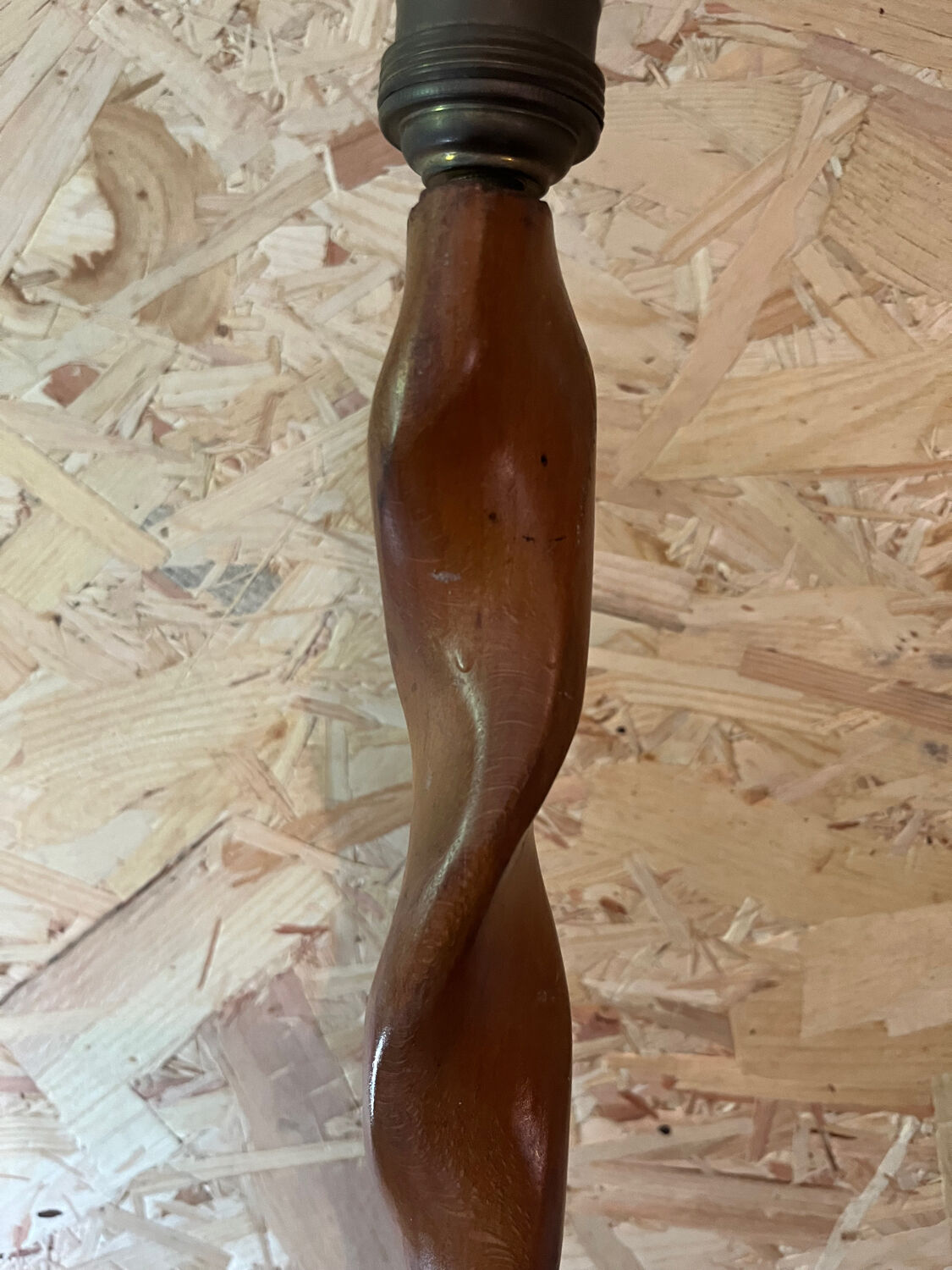 Pied de lampe torsadé en bois