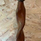 Pied de lampe torsadé en bois