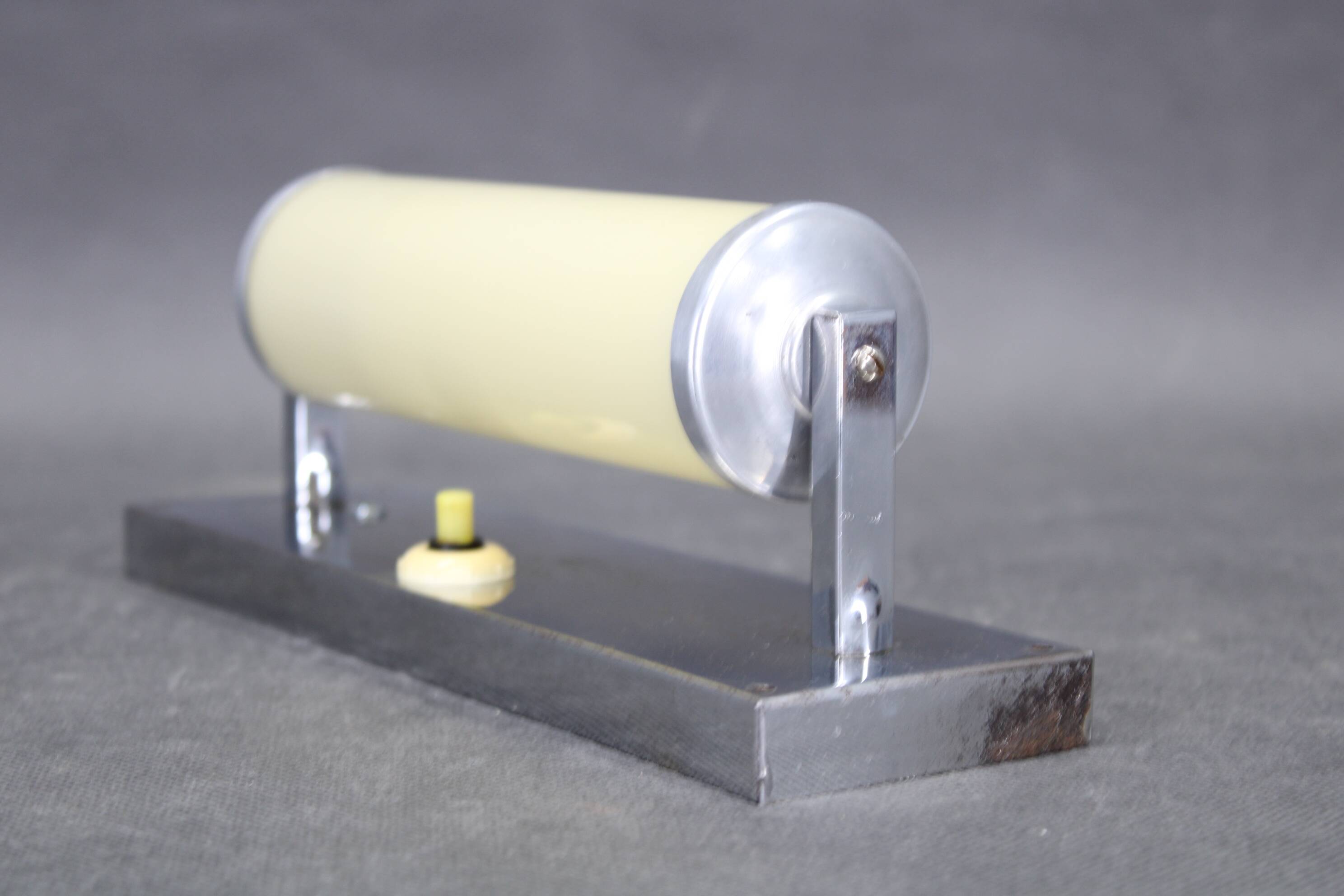 Applique murale tubulaire chromée de style Bauhaus des années 1930, abat-jour en verre crème, Tchécoslovaquie, ESČ