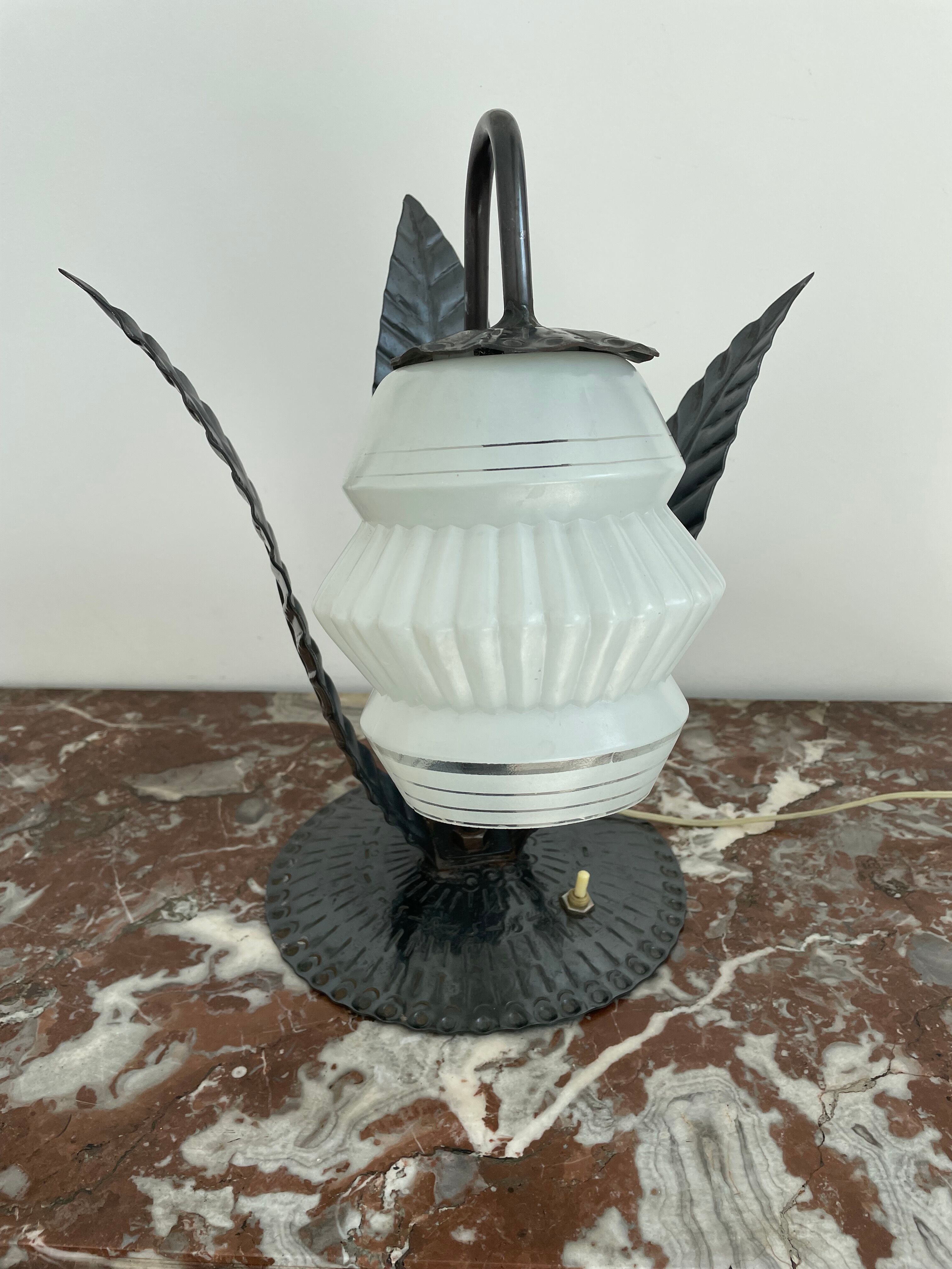 Lampe de style art deco métal travaillé globe en verre - urss