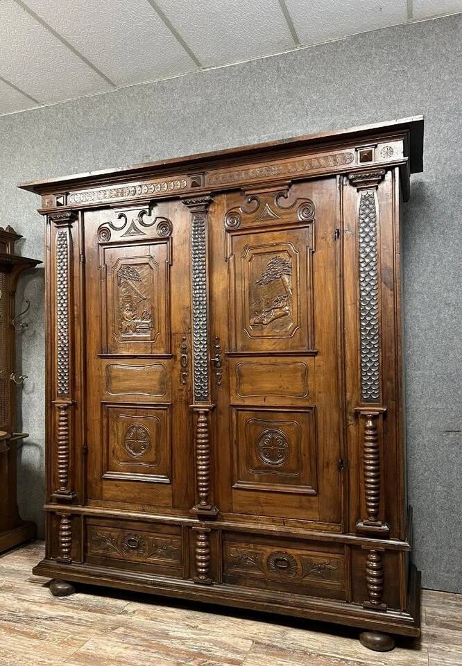 Armoire en bois mouluré et richement sculpté à décor de colonnes