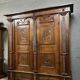 Armoire en bois mouluré et richement sculpté à décor de colonnes