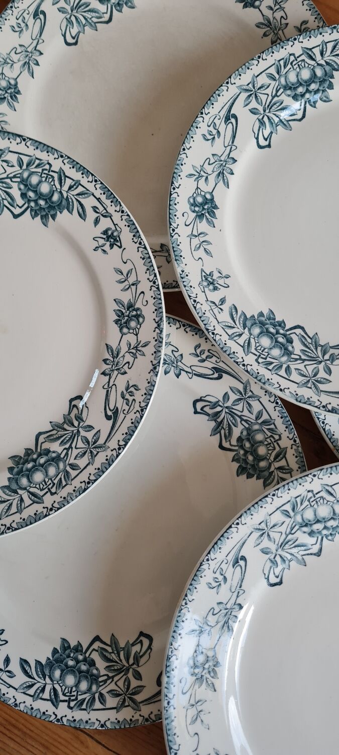 Set of 7 iron clay plates