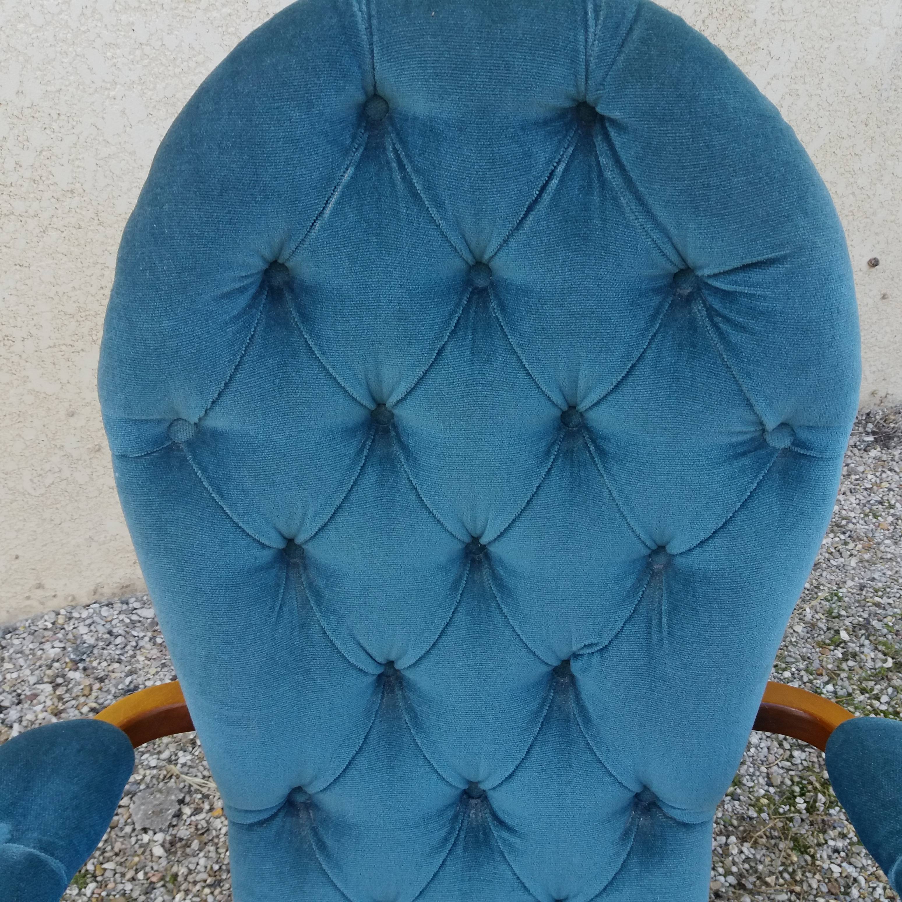 Velvet armchair and adjustable wood