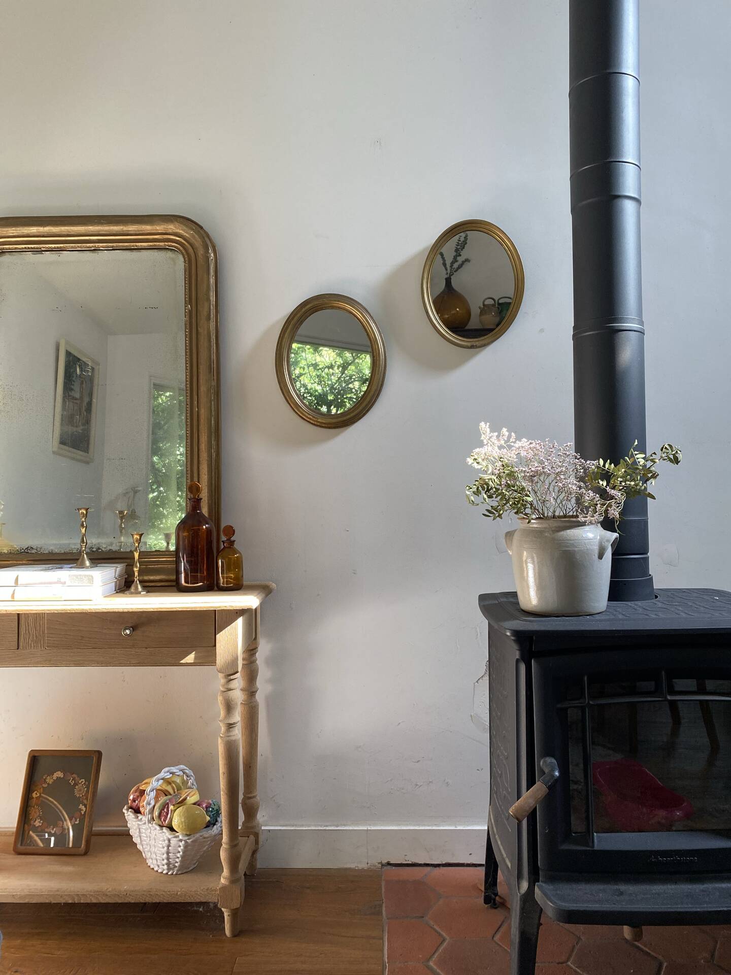 Oval mirror in gilded wood