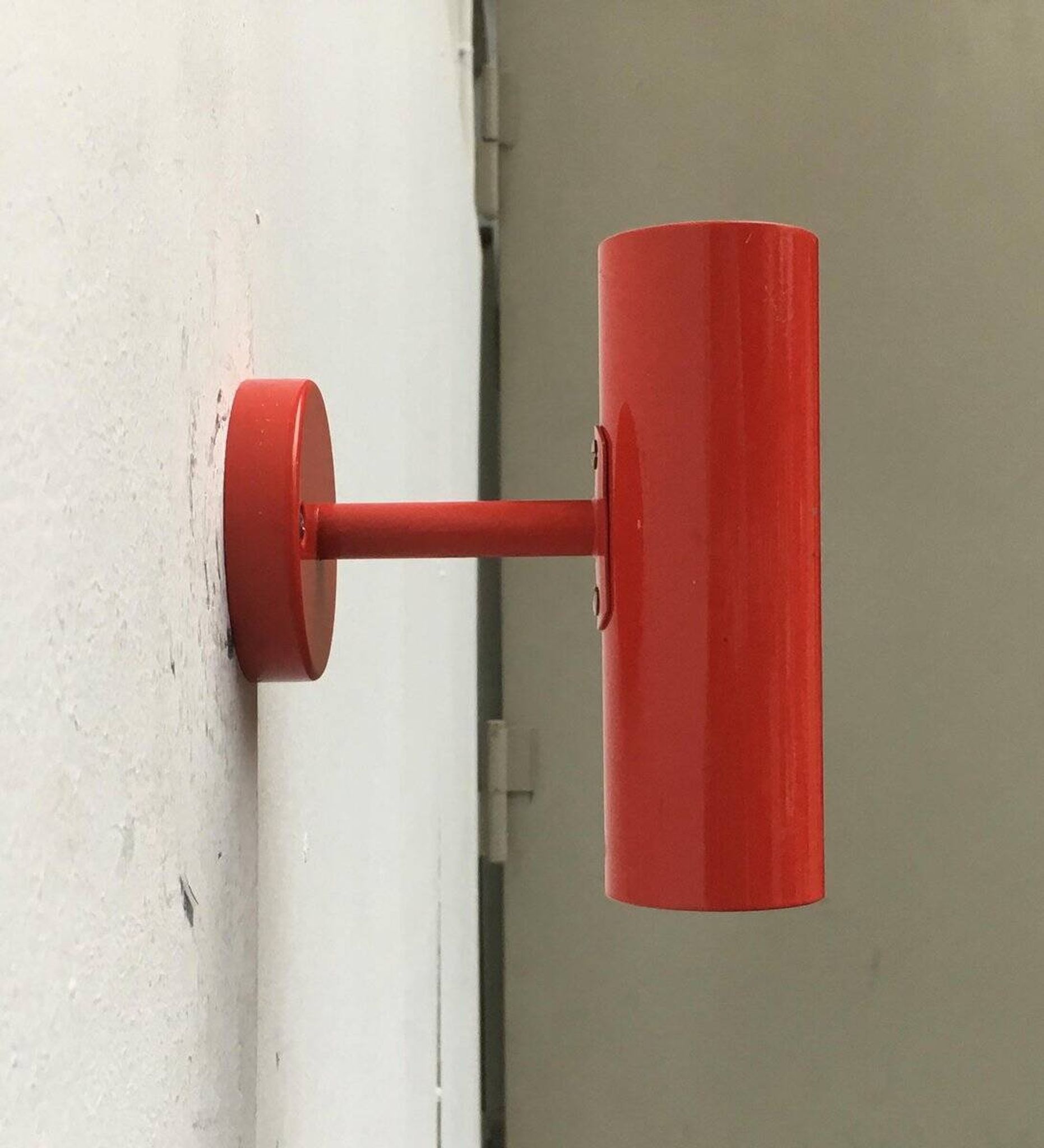 Paire d'appliques rouges minimalistes du milieu du siècle