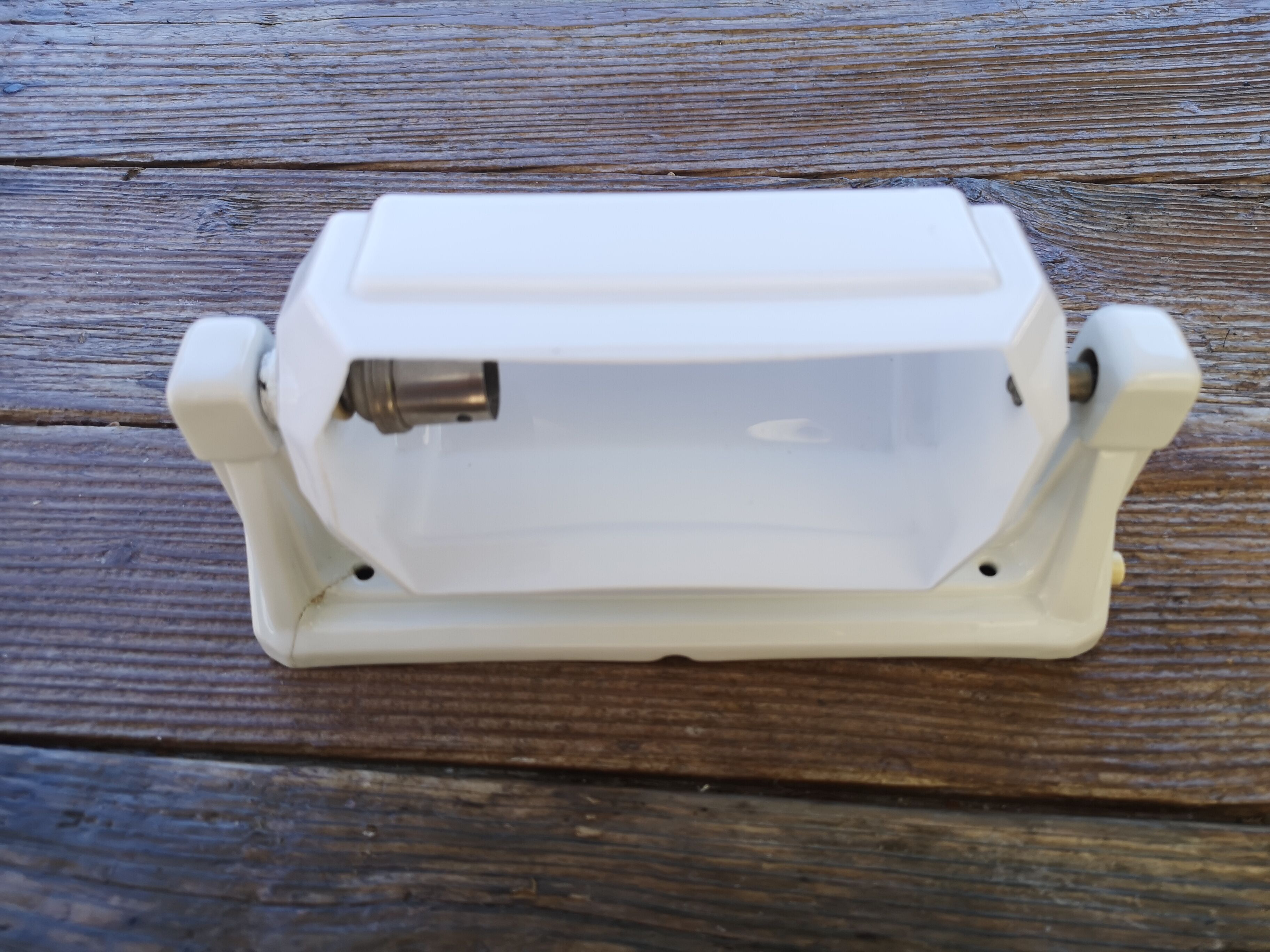 Art deco bathroom apply in porcelain and white opaline