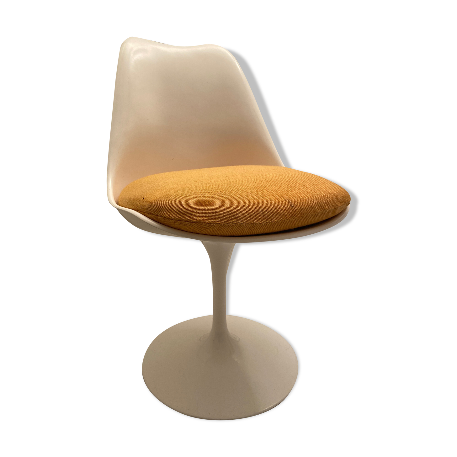 Eero Saarinen tulip chair for Knoll International. 1970