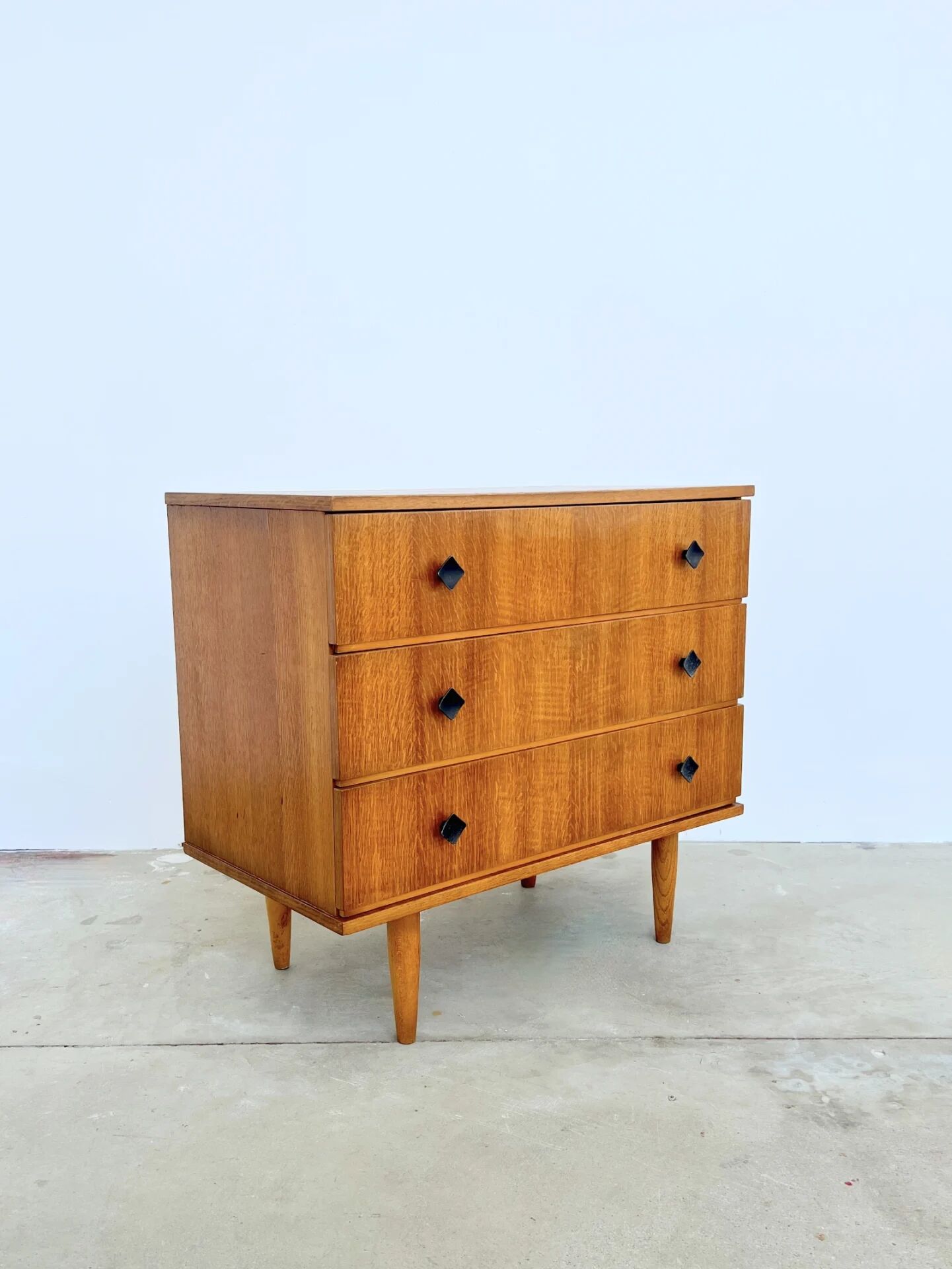 Commode scandinave 3 tiroirs en chêne, boutons noirs — années 60