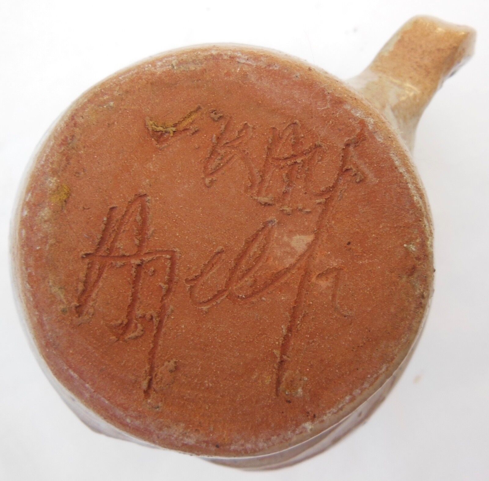 Pichet en céramique émaillé, signature au cul a identifier
