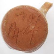 Pichet en céramique émaillé, signature au cul a identifier