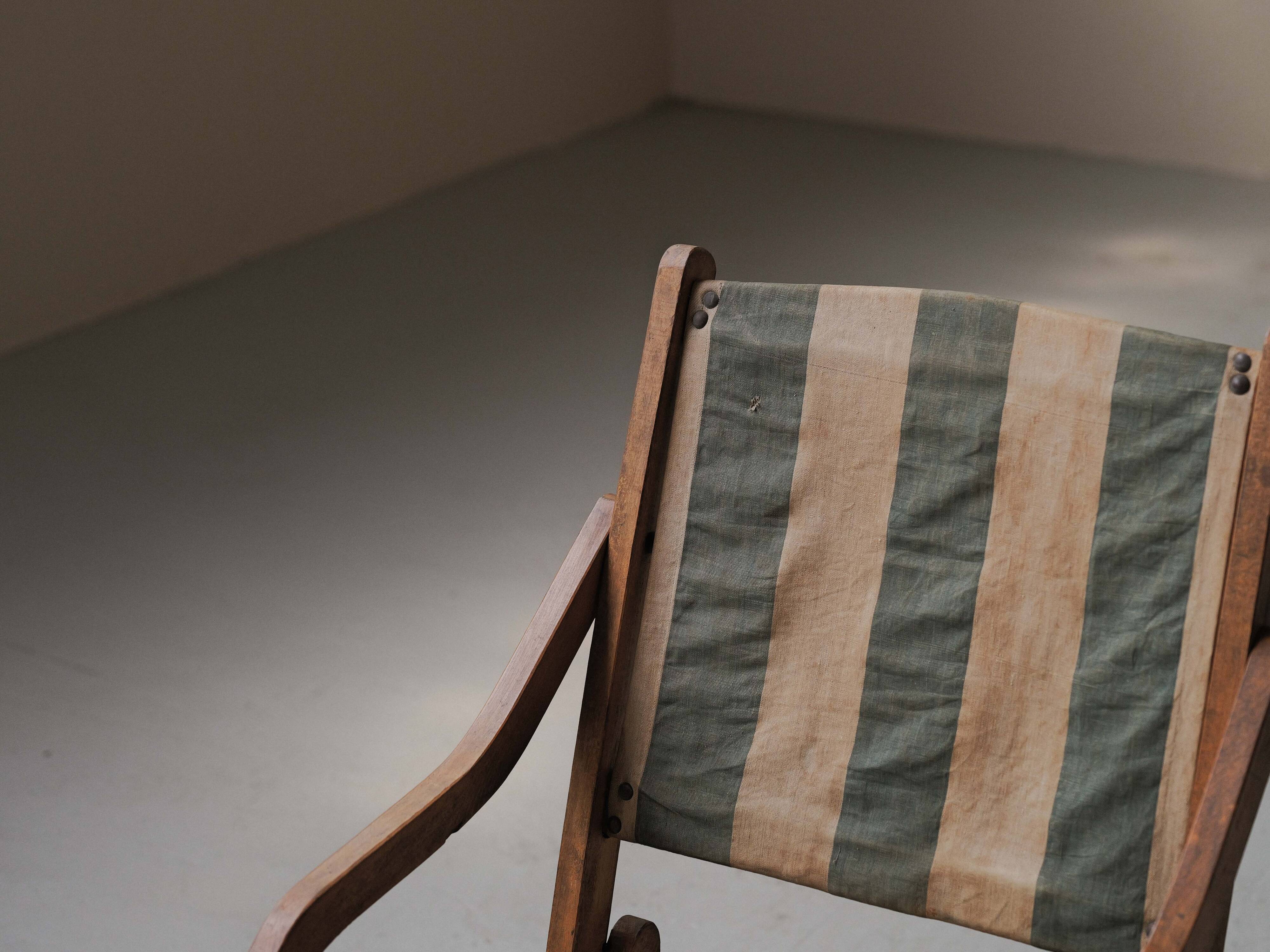 Foldable chair in solid wood and striped fabric, circa 1900.