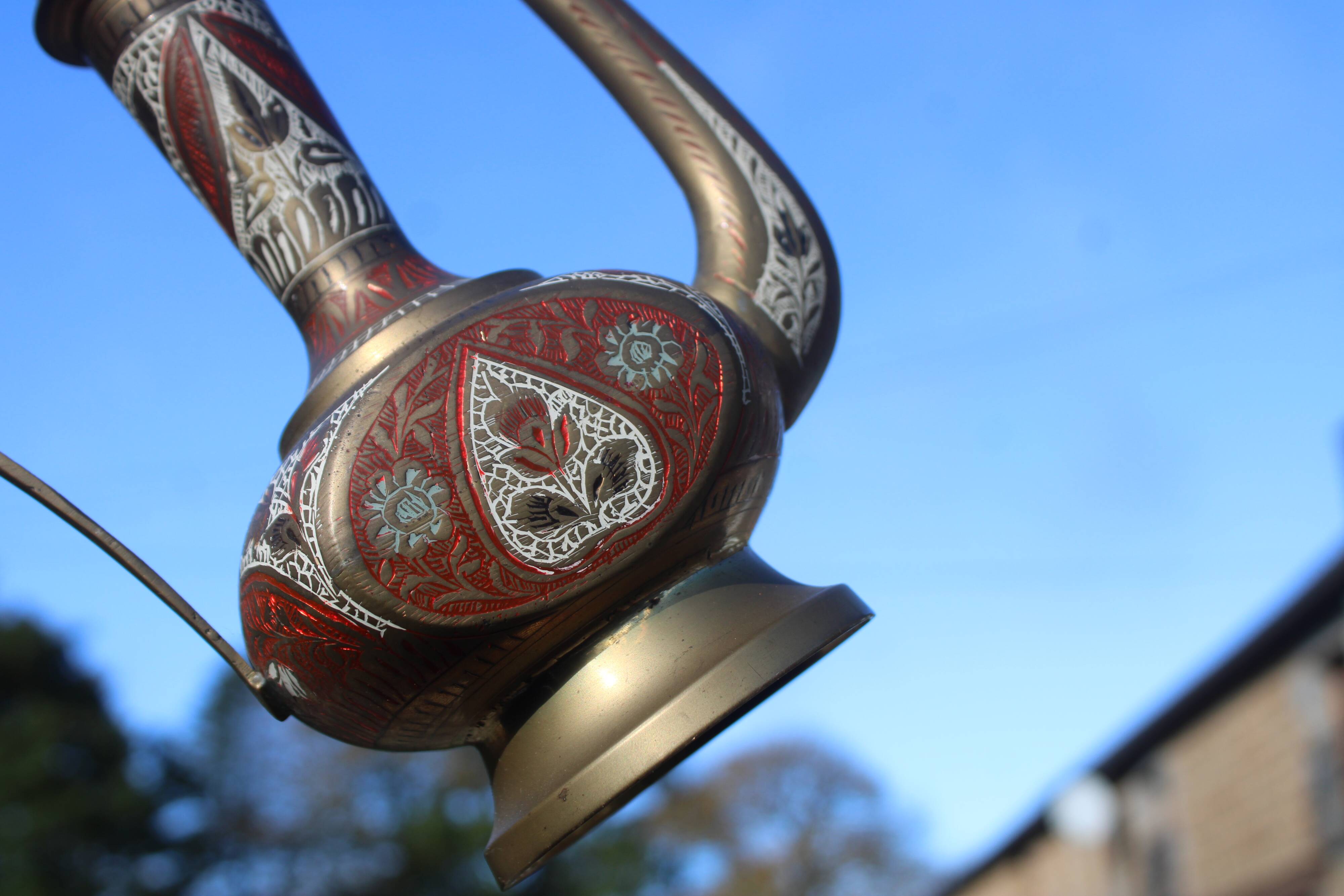 Verseuse orientale en laiton gravé – H29 cm x L22 cm x P7 cm