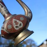 Verseuse orientale en laiton gravé – H29 cm x L22 cm x P7 cm