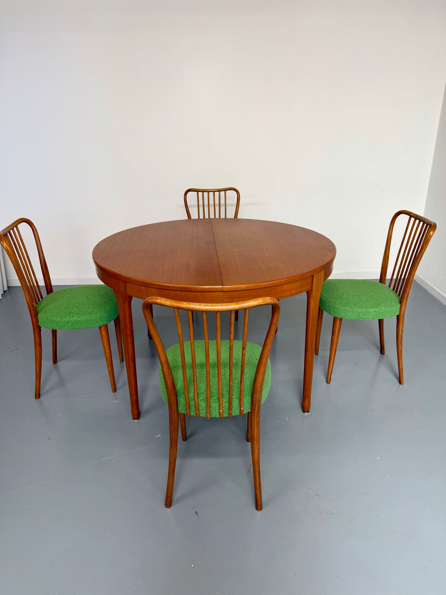 Extendable round teak table French design TV furniture Paris 1960
