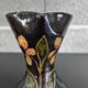 Vase noir à fleurs jaunes