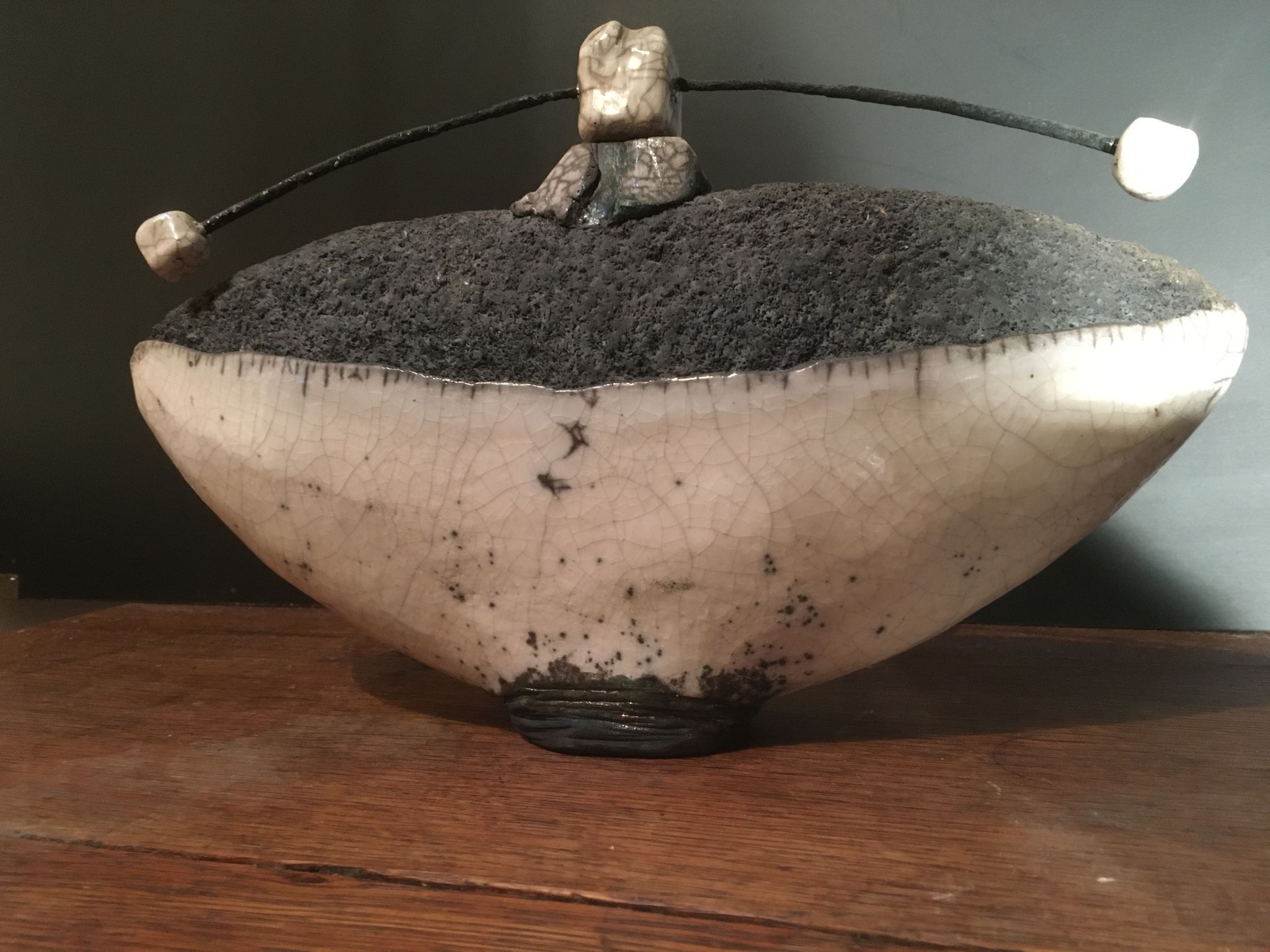 Bouteille en céramique émaillé signé