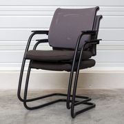 Chaise Sedus en tissu taupe et résille grise