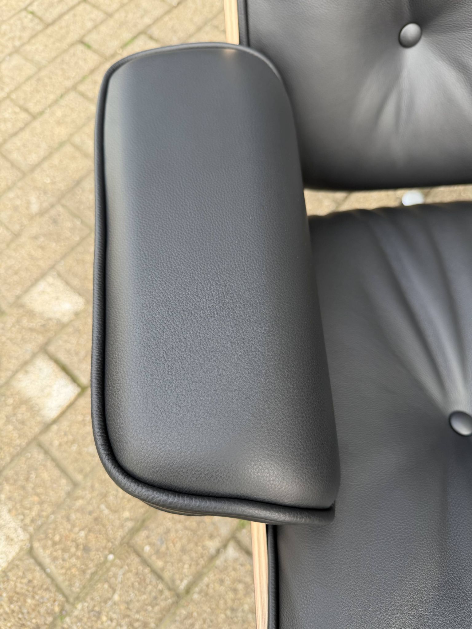 Vitra Eames Lounge chair XL + Ottoman, Zwart leder & Santos Palissander