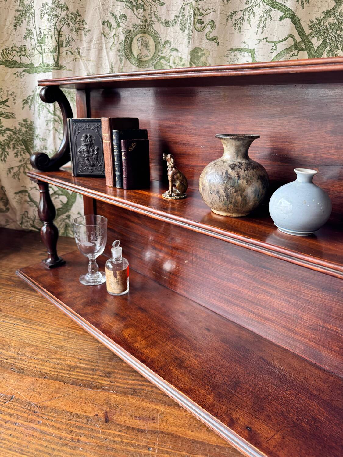 Elegant Victorian mahogany wall shelf. Late 19th century.