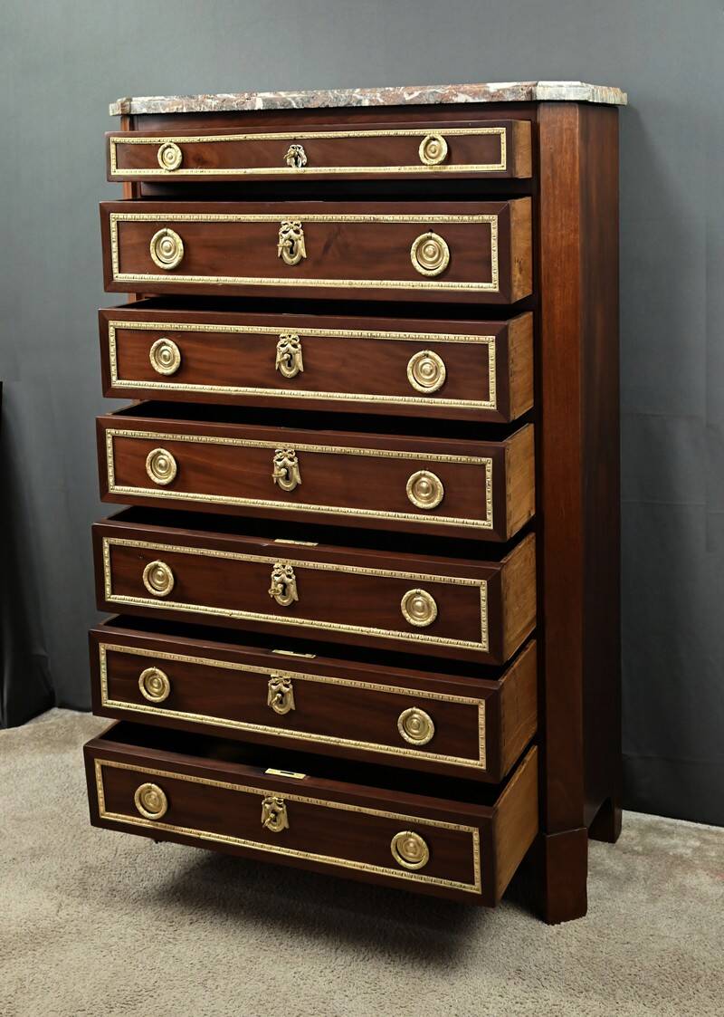 Mahogany veneer chest of drawers, Louis XVI period – Late 18th century