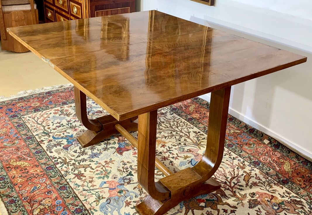 Table époque art déco à plateau ouvrant loupe de noyer