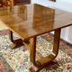 Table époque art déco à plateau ouvrant loupe de noyer