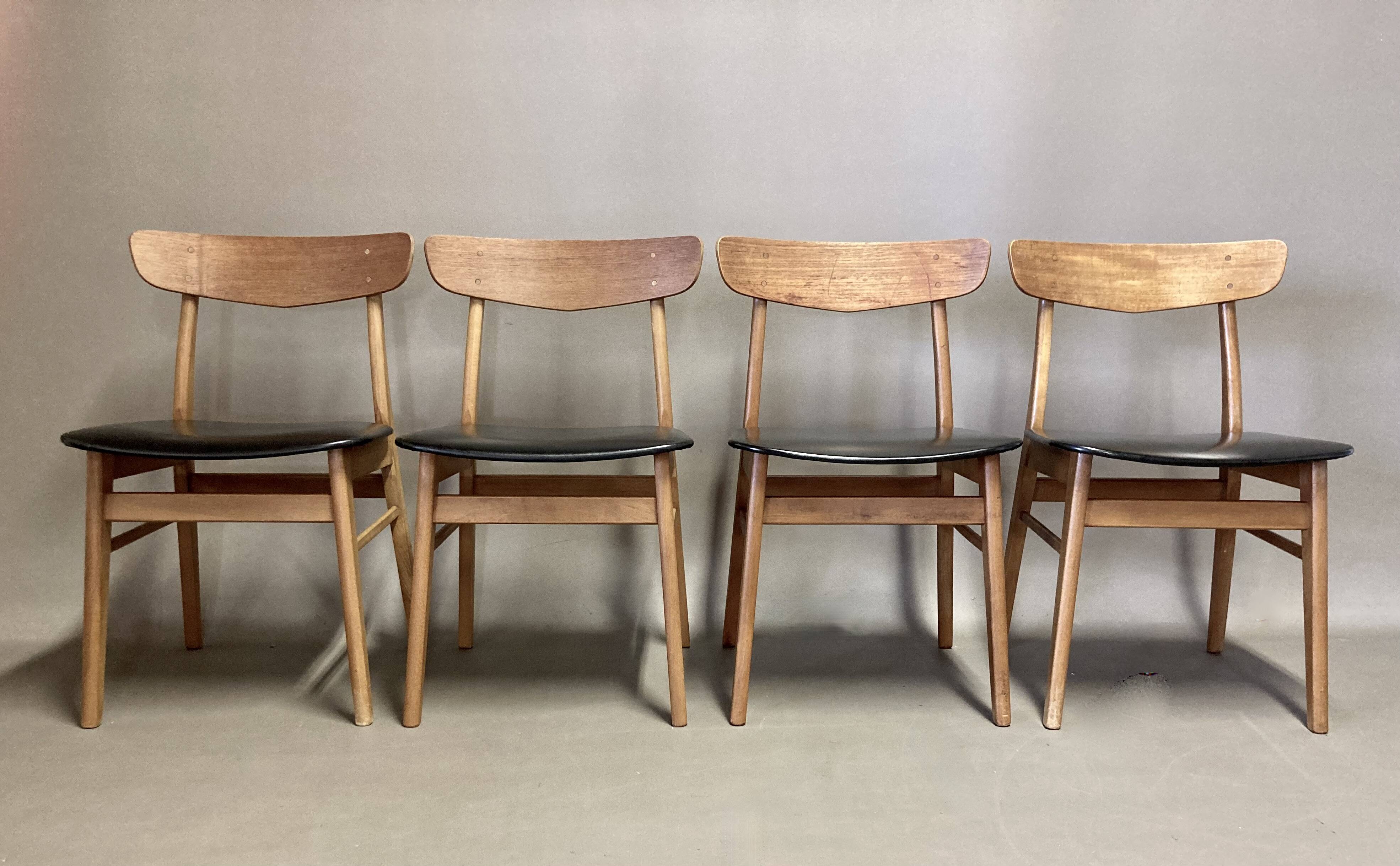 Ensemble de 4 chaises "design scandinave" 1950.