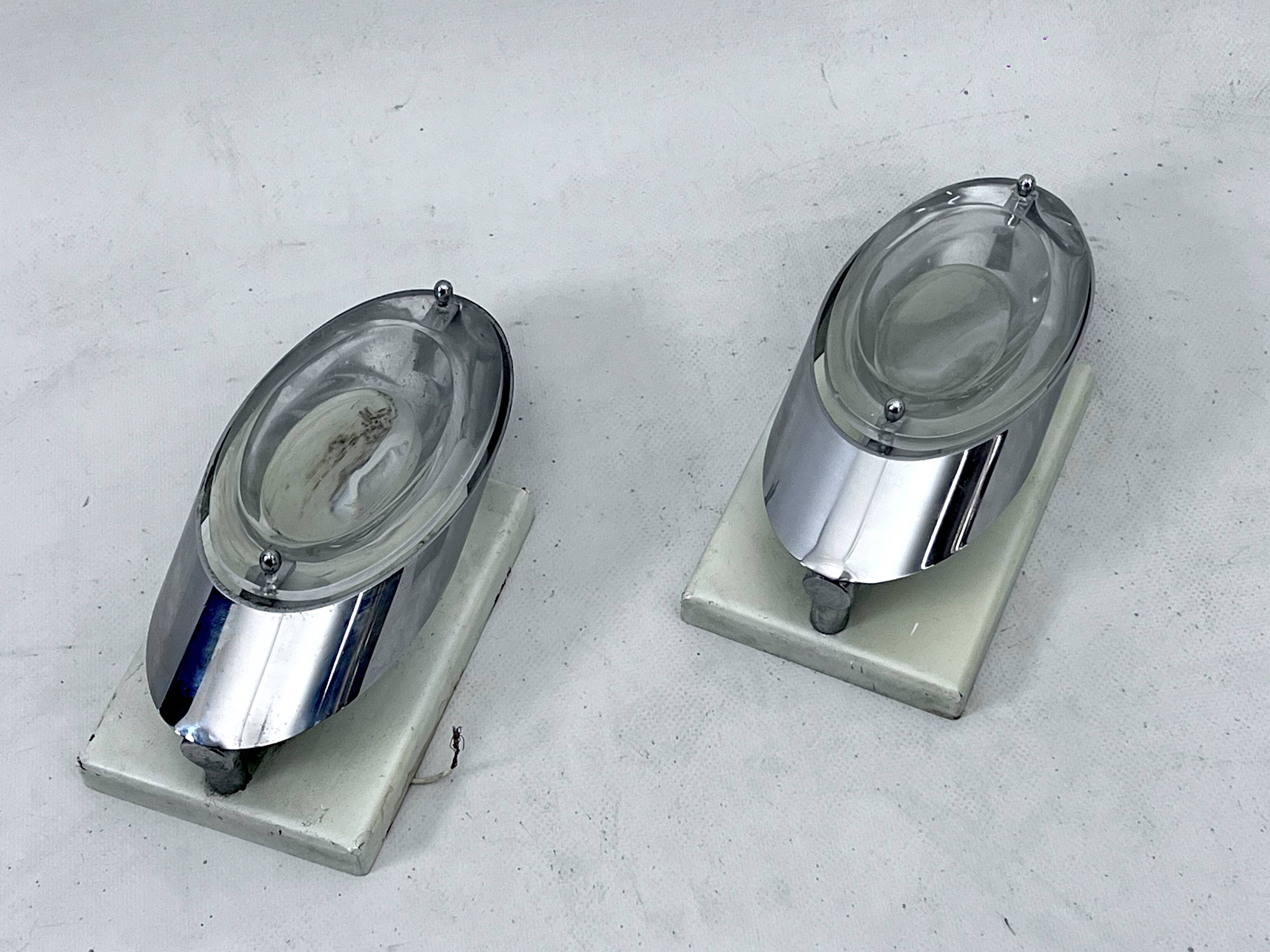 Oscar Torlasco, postmodern pair of Italian sconces in chrome and glass. 1970s