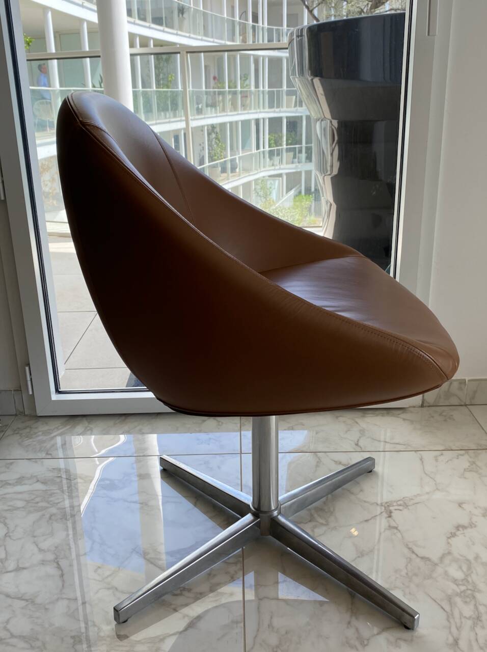 Set of 8 Italian design swivel chairs in cognac leather.