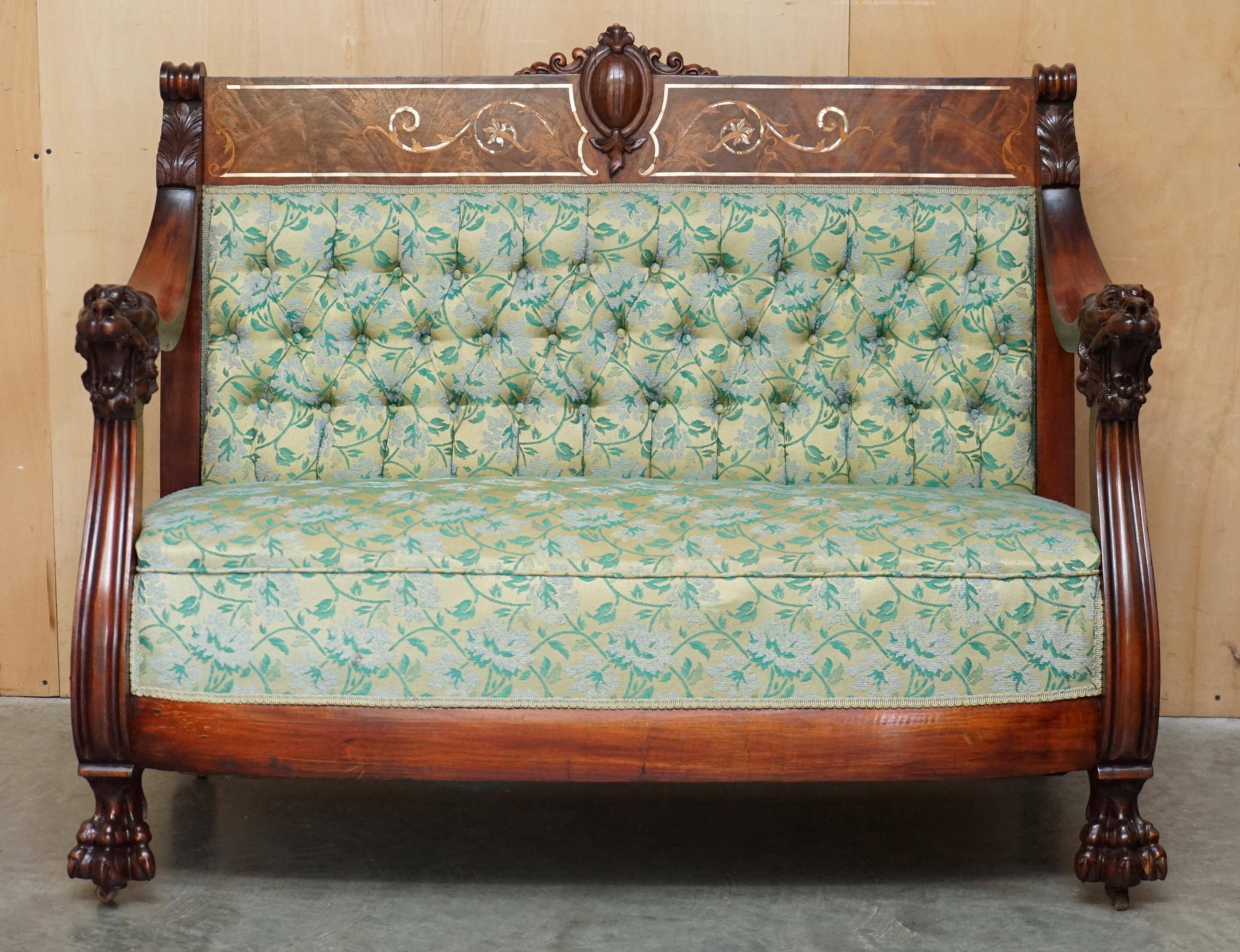 Canapé Chesterfield Ancien Sculpté en Noyer avec Incrustation de Nacre