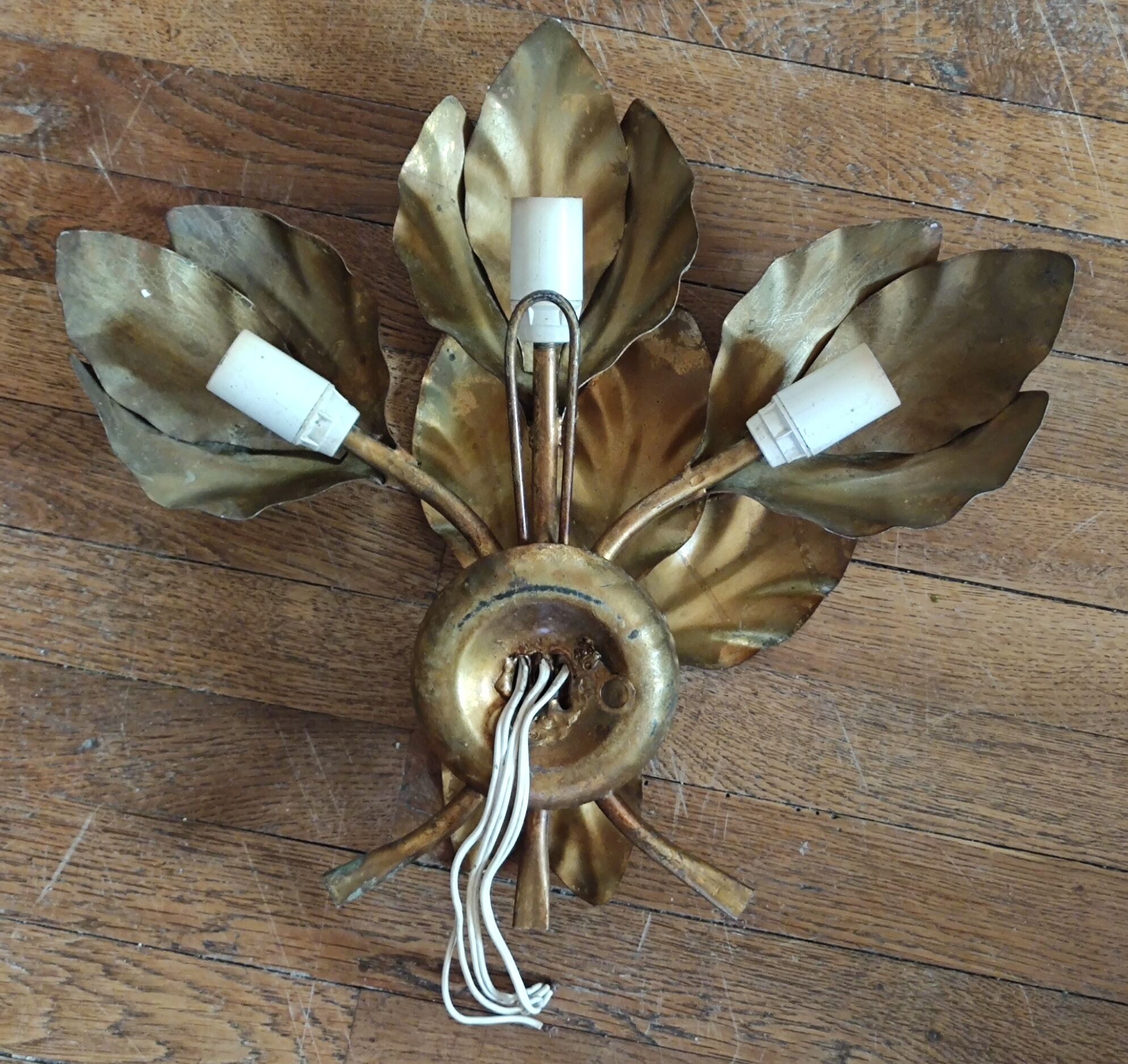 Design wall lamp in gold metal