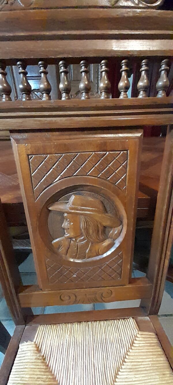 Table de salle à manger bretonne avec 2 rallonges et 6 chaises avec personnages bretons sculptés