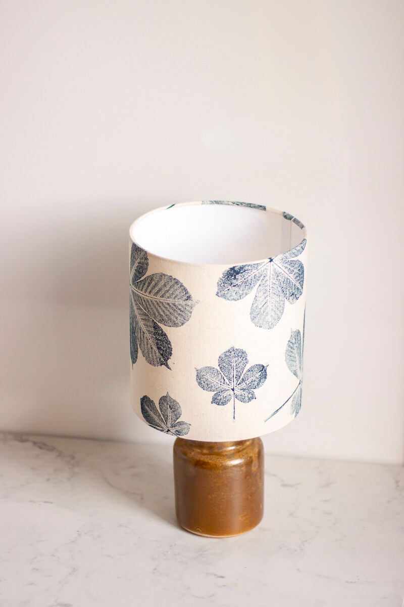 Lampe pot à moutarde en grès, motif feuilles de Maronnier