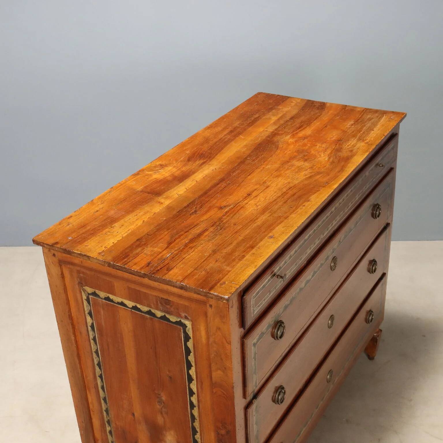 Directoire commode in walnut - Italy 19th century