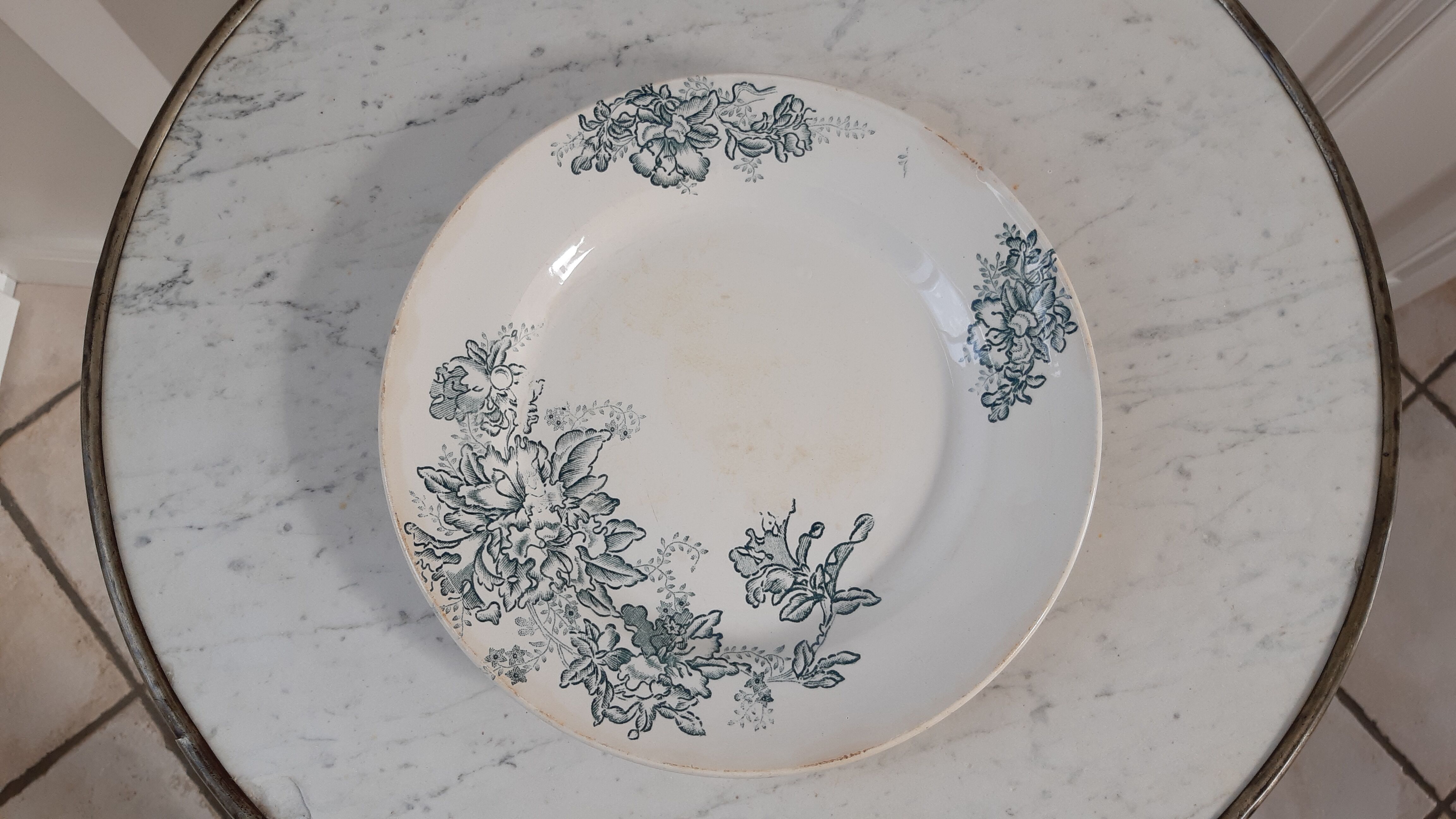 Flat iron earth earthenware of Givors late nineteenth century