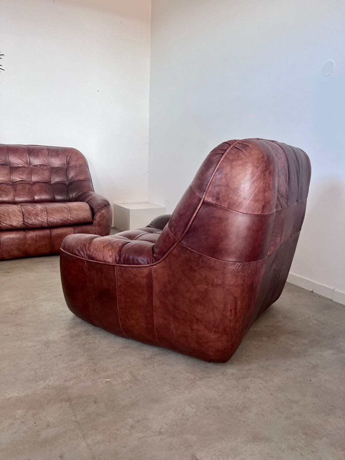 Ensemble canapé et 2 fauteuils vintage en cuir camel patchwork design années 70
