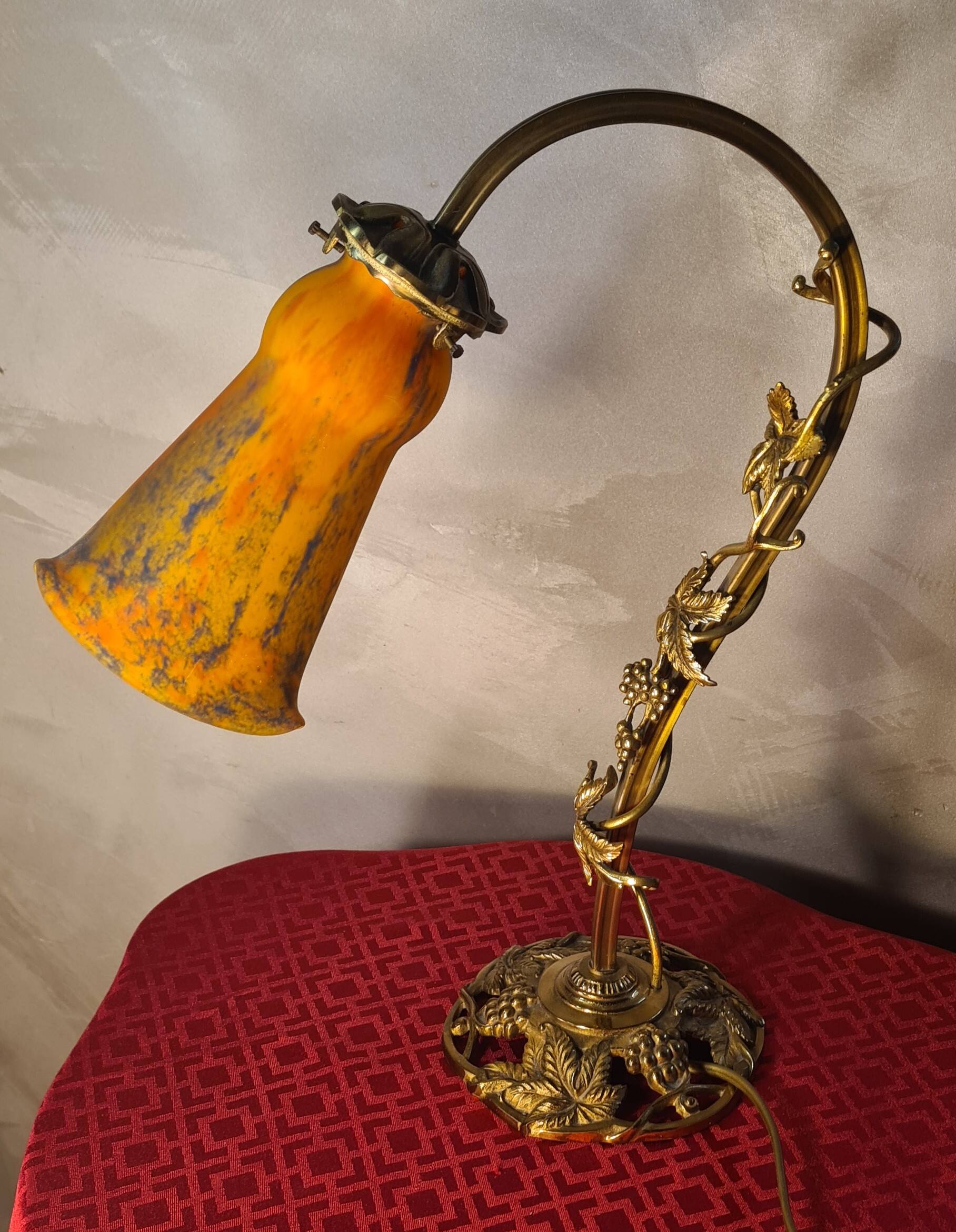 Art Nouveau desk lamp in bronze and gilded brass, 41 x 31 cm