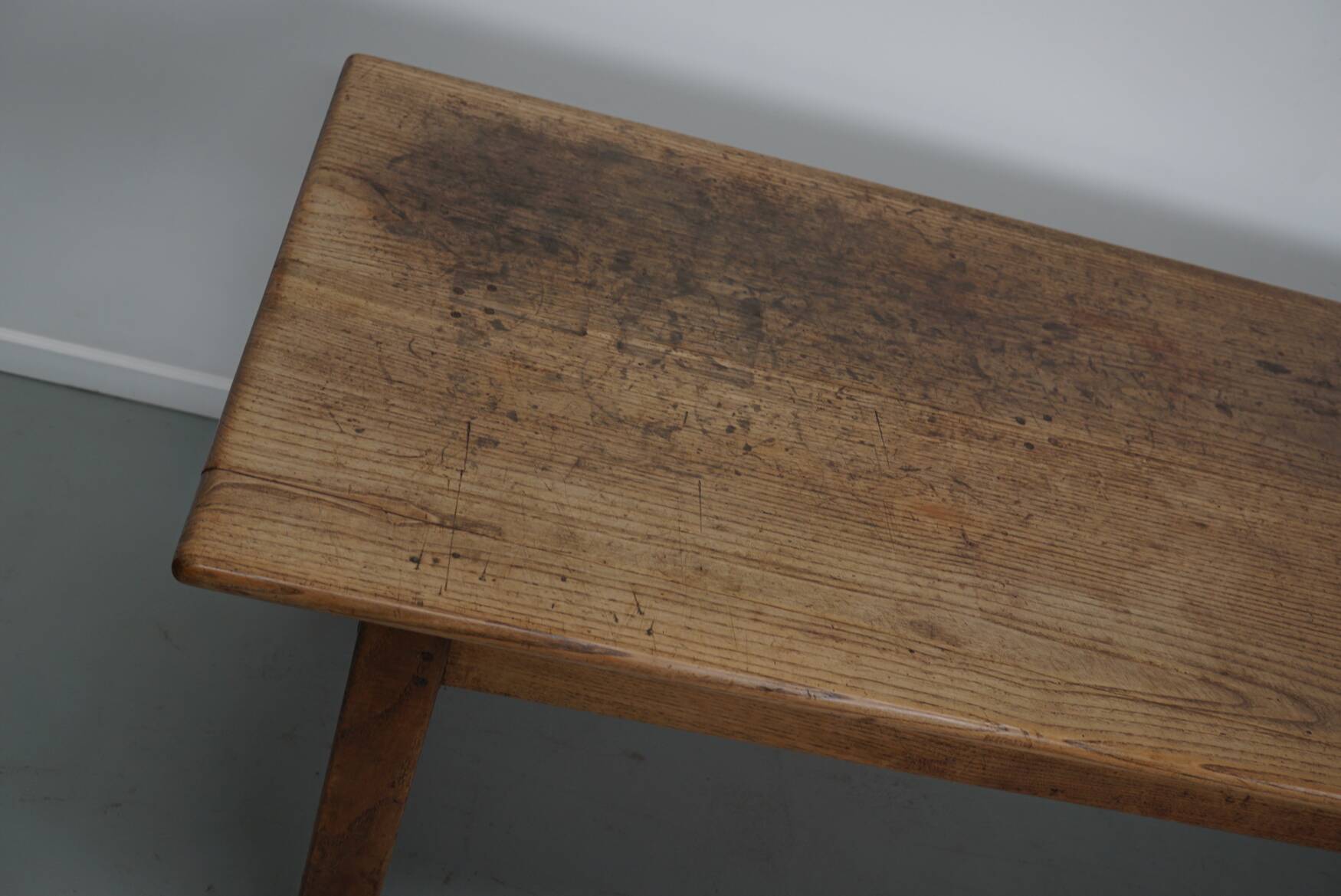 Grande table à manger rustique française du XIXe siècle en orme et chêne
