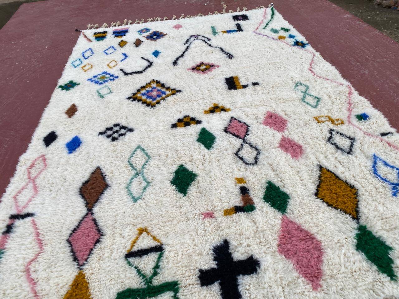 Tapis berbère Beni Ouarain 300x200 cm – Laine écrue motifs symboliques