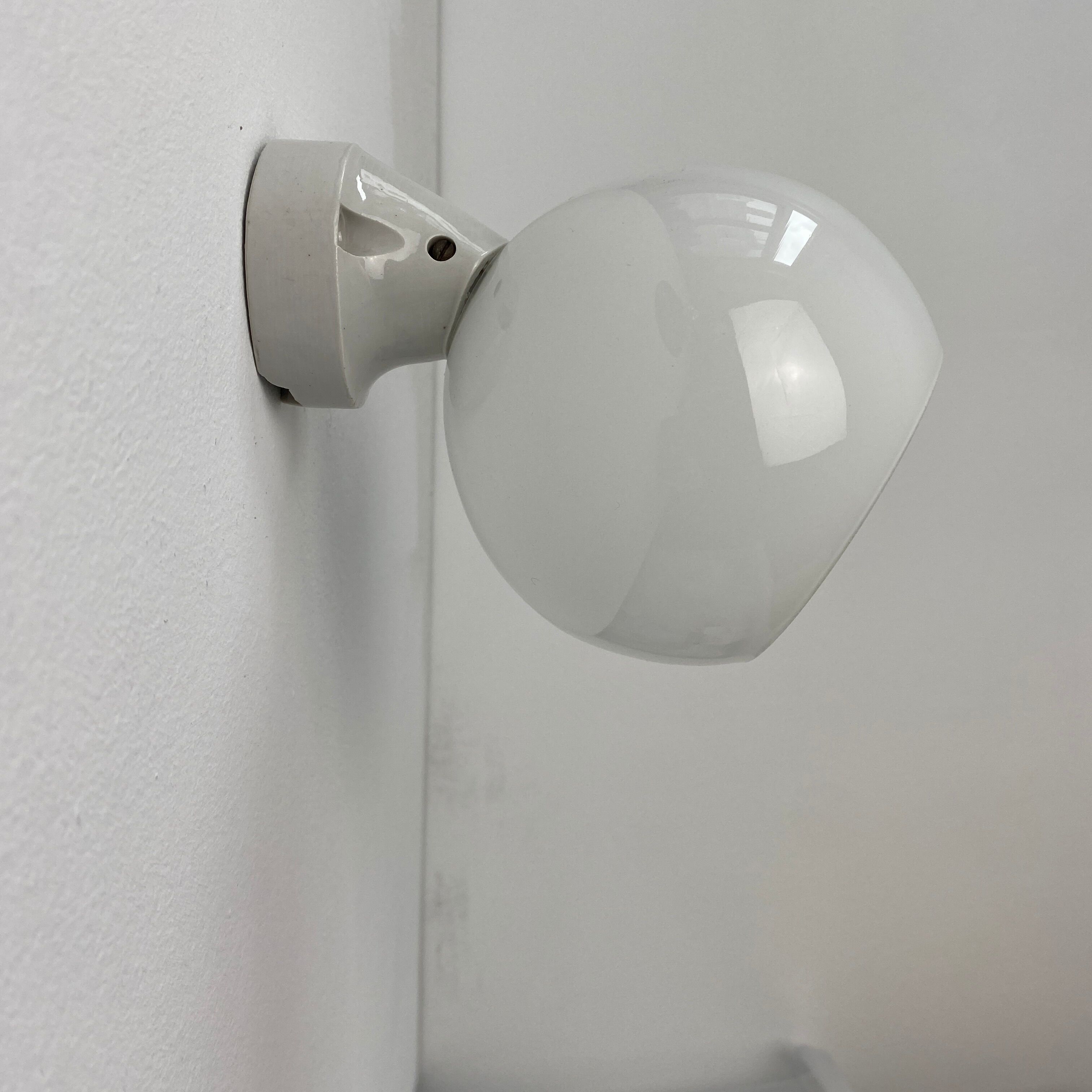 Old inclined wall lamp in opaline and ceramic